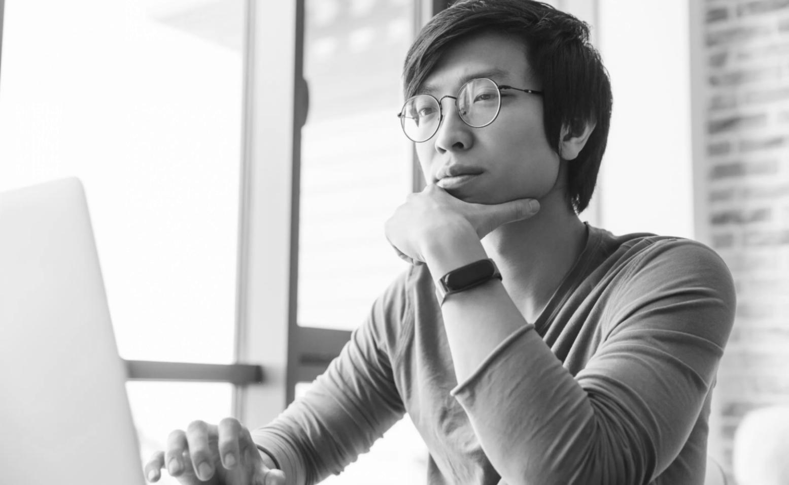 Sesión de formación financiera donde profesionales analizan procesos de automatización presupuestaria